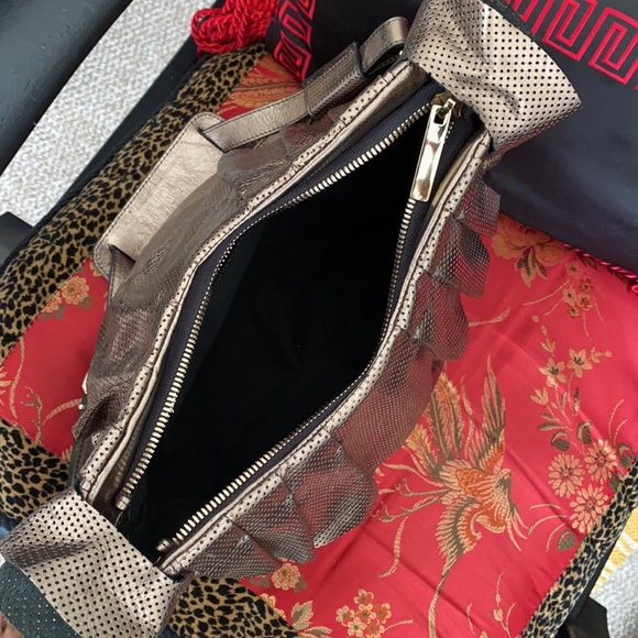 Alessandro Dell’ Acqua frilly bag in a bright gold - Picture 14 of 14